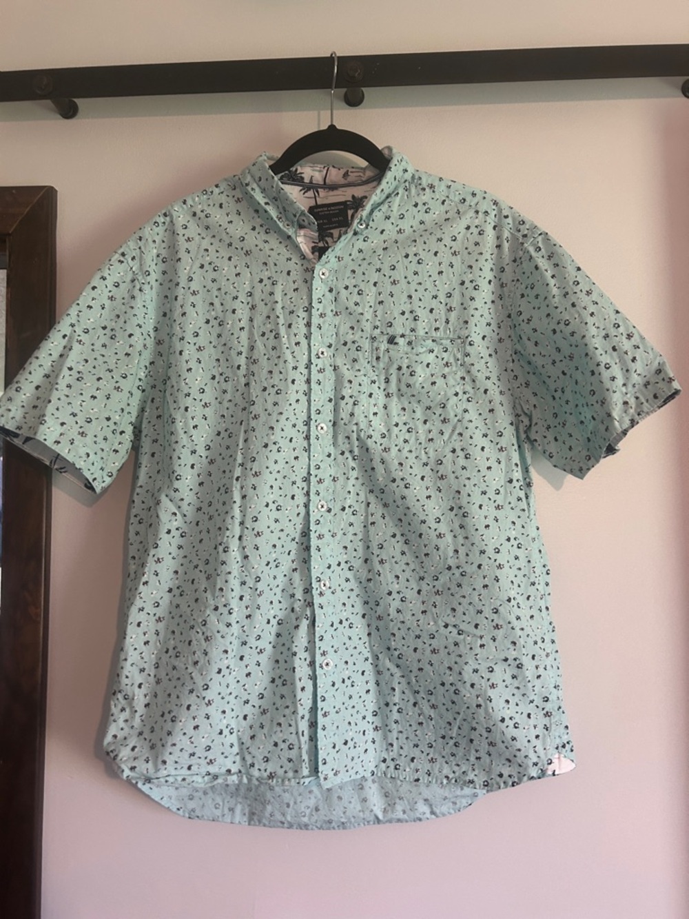 Men's Short-Sleeve Mint Button-Down Shirt with Subtle Print